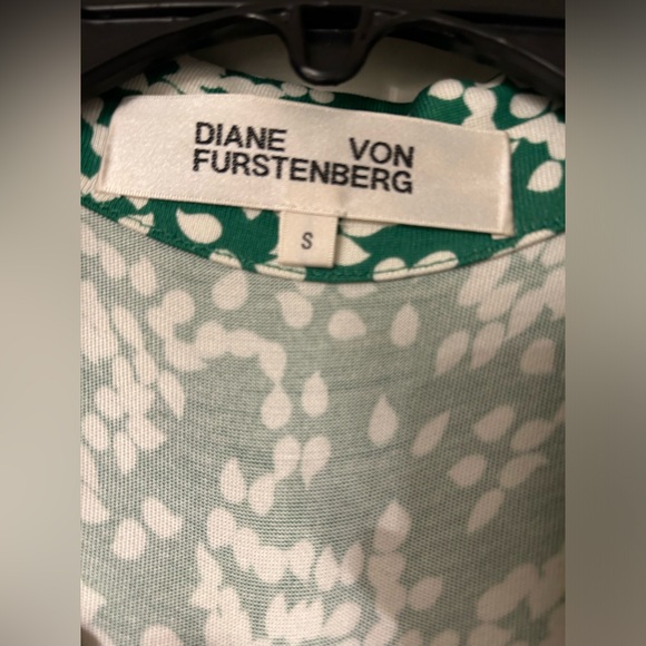 DIANE VON FURSTENBERG GREEN PRINT WRAP DRESS - Picture 2 of 7